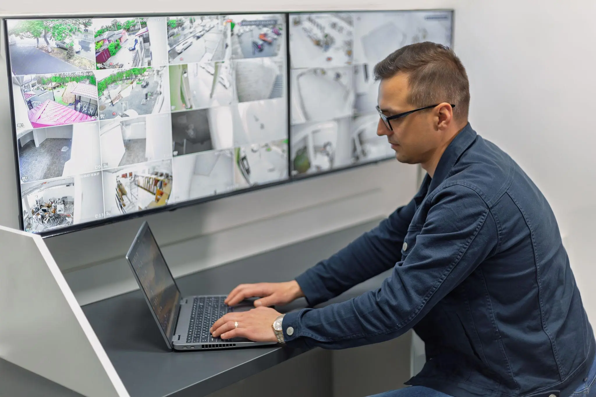 Bezpečnostní pracovník Hlidací služby Europe u bezpečnostních monitorů